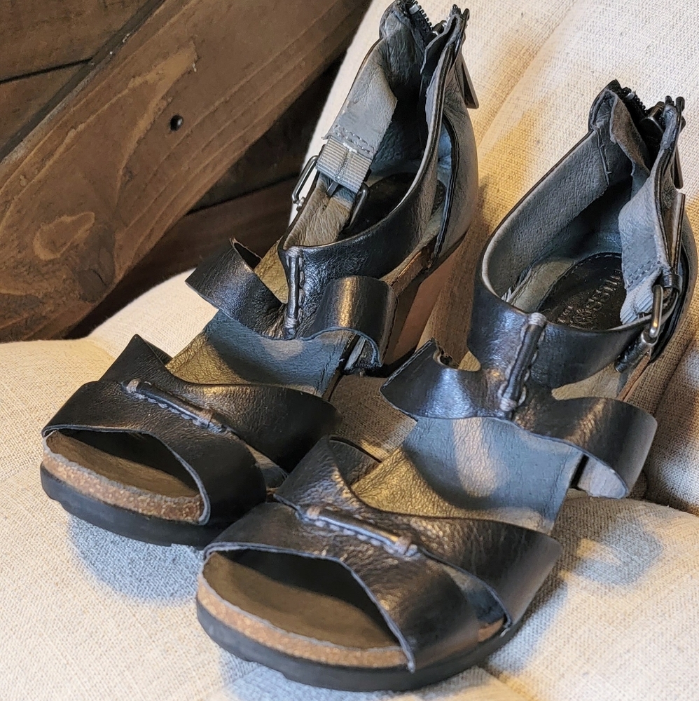 Bussola Women's Black Strappy Heels